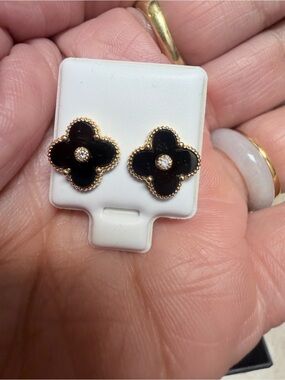 Black Clover-Shaped K18 Japan Gold Stud Earrings with Center diamonds 0.04 carat